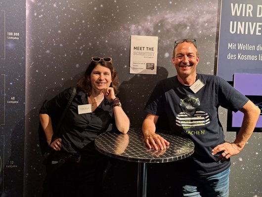 Bild zeigt Odele Straub und Stefan Waldenmaier auf der MS Wissenschaft.