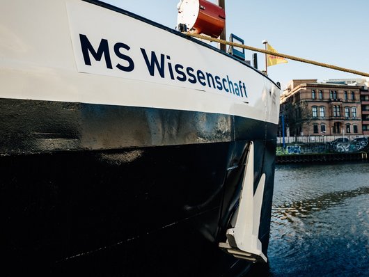 Bild zeigt Detailansicht des Bugs der MS Wissenschaft.
