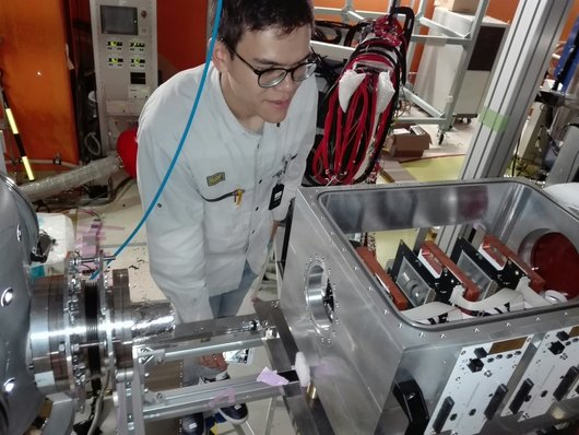 Master-Student Florian Dufter im Labor.