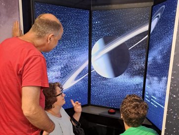 Bild zeigt Raumschiffnische auf der MS Wissenschaft, in der die Animation "Reise zu Centauri b" abläuft