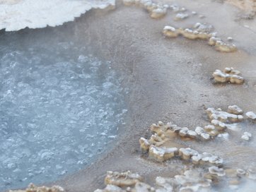 Bild zeigt vulkanischen Süßwassersee.