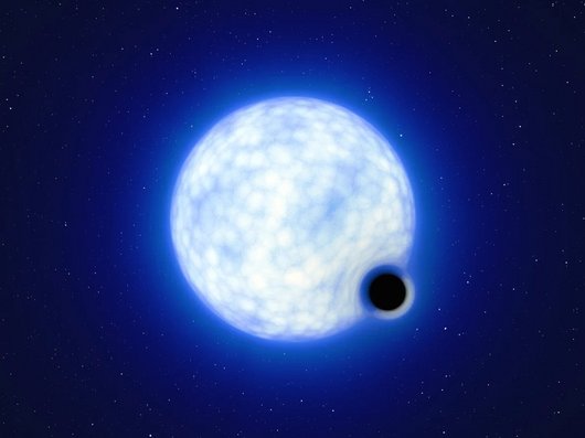 Ein kleiner schwarzer Kreis vor einem großen hellen Kreis. Eine künstlerische Darstellung des Doppelystems mit einem schwarzen Loch und einem Stern