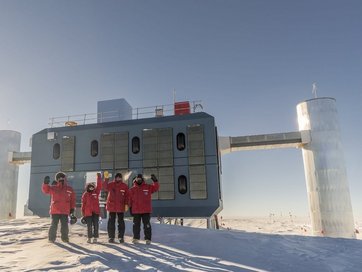 Bild zeigt das IceCube Neutrino-Observatorium in der Antarktis.