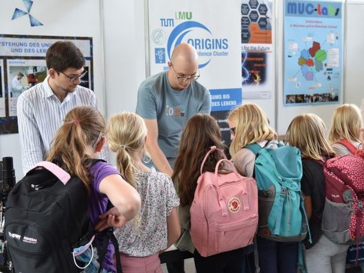 Kinder vor dem ORIGINS Stand an der FORSCHA