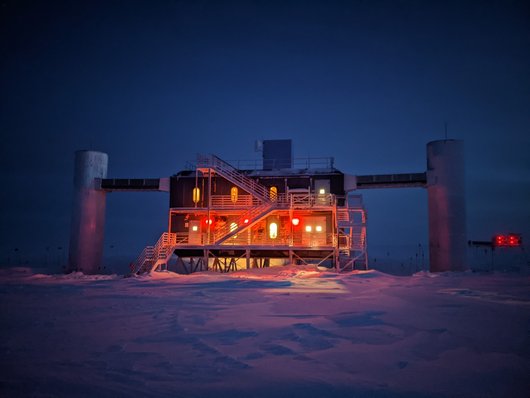 Bild zeigt das Südpol-Teleskop IceCube 