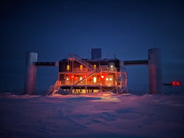 Bild zeigt das Südpol-Teleskop IceCube 