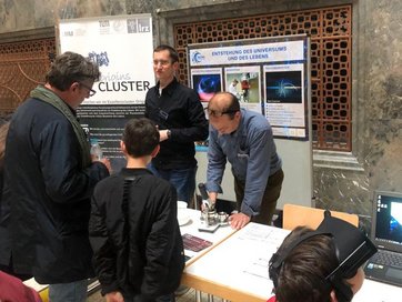 Bild zeigt Informationsstand des ORIGINS Clusters.