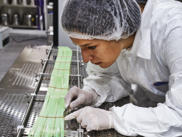 Wissenschaftlerin arbeitet am Projekt LEGEND-1000.