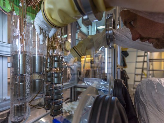 Arbeiten an der Germanium-D etektoranordnung im Reinraum des unterirdischen Labors von Gran Sasso.