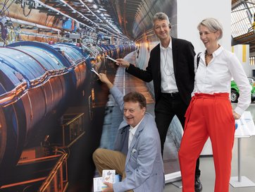 Kultusminister Prof. Piazolo, Münchens 2. Bürgermeisterin Katrin Habenschaden und Prof. Heckl, Generaldirektor des Deutschen Museum, wagten sich auch vor den Selfie-Point des ORIGINS Clusters.